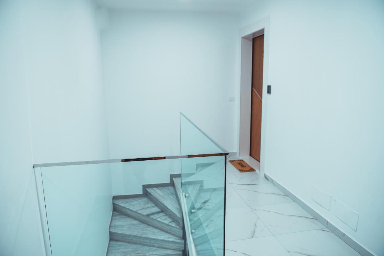 Tam Skanderbeg Square Serviced Center No1 Апартаменти *